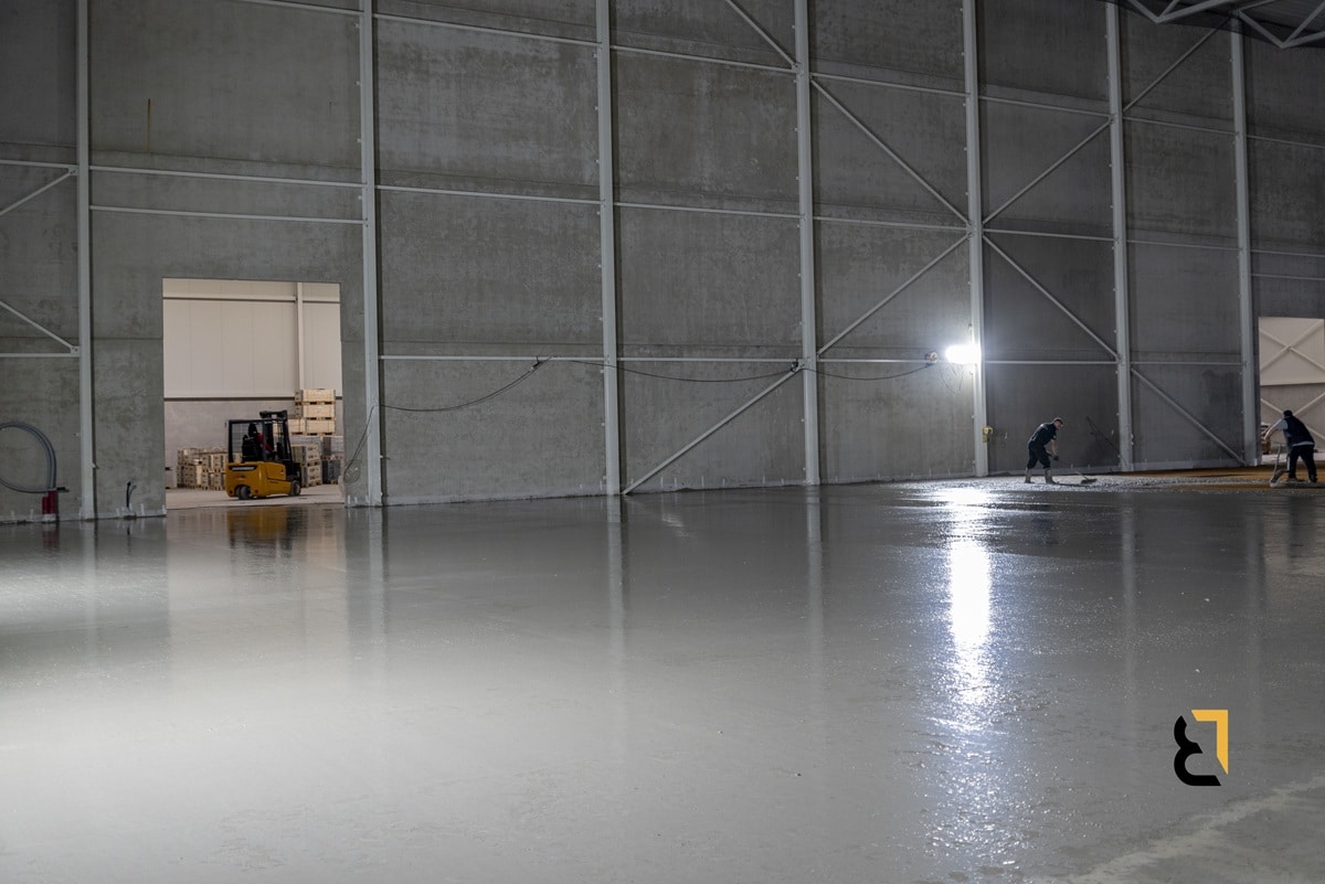Betonvloer in de bedrijfshal